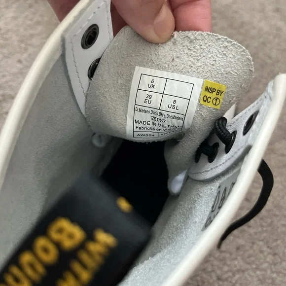 Women’s Dr. Martens Boot. EXCELLENT condition, worn once. Size 8 - Picture 2 of 5